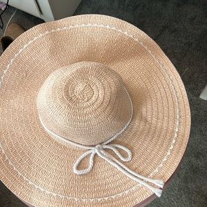 New with tags Daisy Fuentes hat